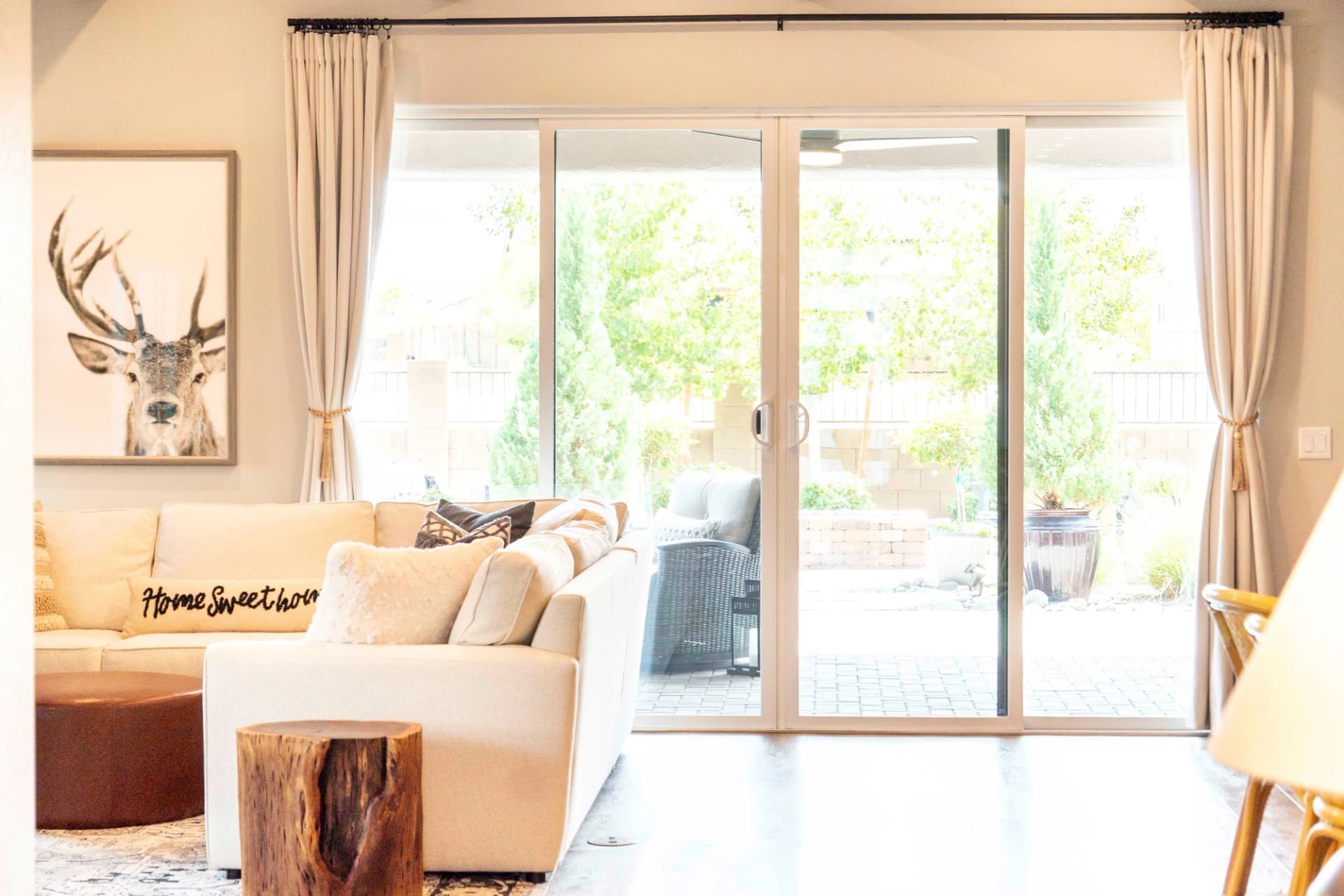 Salon avec baies vitrées